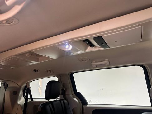 Used 2014 Chrysler Town & Country Touring FWD image 28