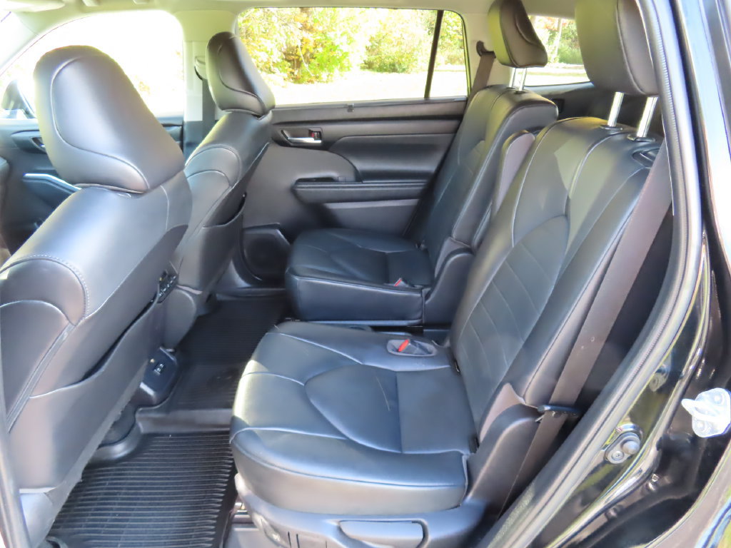 Used 2021 Toyota Highlander XLE AWD/4WD image 31
