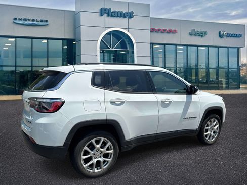 Used 2023 Jeep Compass Latitude AWD/4WD image 2