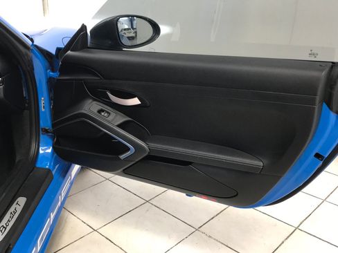 Used 2022 Porsche 718 Boxster RWD image 11