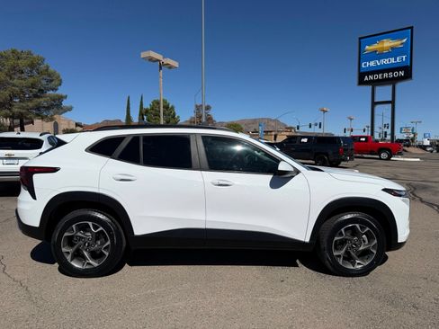 Used 2024 Chevrolet Trax LT w/ Driver Confidence Package FWD image 4