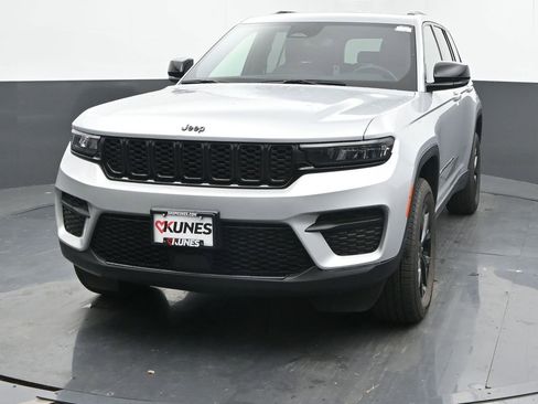 Used 2024 Jeep Grand Cherokee Altitude image 4