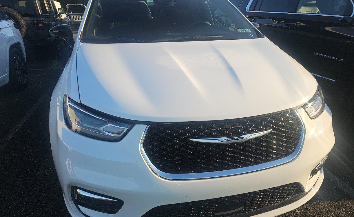 Used 2026 Chrysler Pacifica Select FWD image 3