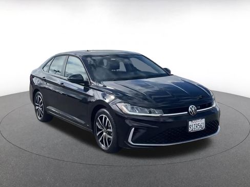 Used 2025 Volkswagen Jetta SE image 3