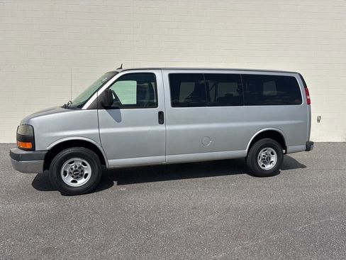 Used 2011 GMC Savana 2500 LT w/ LT Preferred Equipment Group image 2