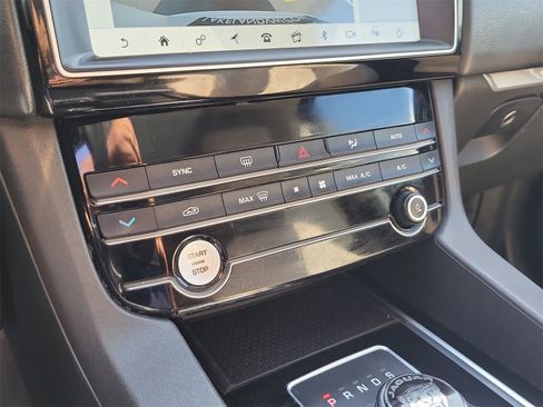 Used 2020 Jaguar F-PACE Premium image 25
