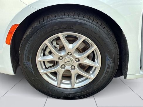 Used 2024 Chrysler Pacifica Touring-L FWD image 22