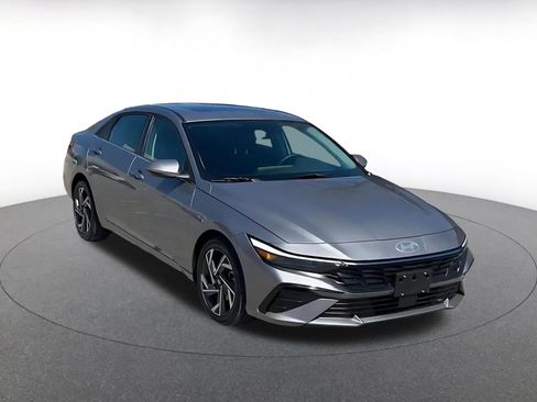 Used 2025 Hyundai Elantra SEL image 3