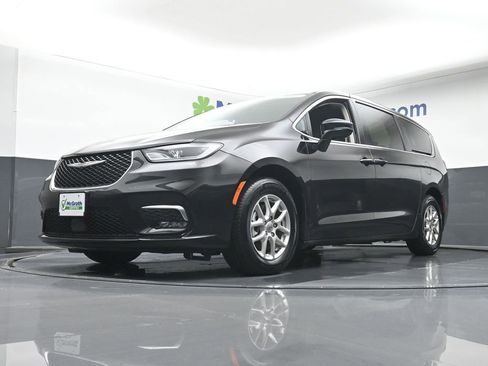 Used 2024 Chrysler Pacifica Touring-L image 6
