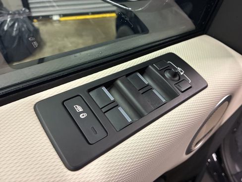 Certified 2024 Land Rover Discovery Dynamic SE image 11