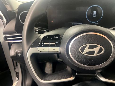 Used 2025 Hyundai Elantra SEL image 23