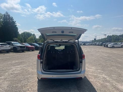 Used 2024 Chrysler Pacifica Touring-L FWD image 14