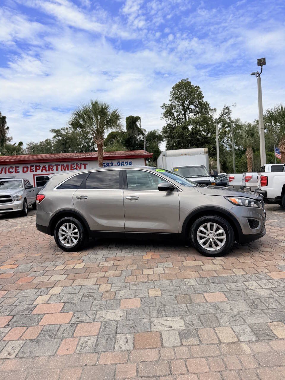 Used 2017 Kia Sorento L FWD image 4