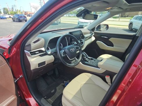 Used 2022 Toyota Highlander XLE AWD/4WD image 25