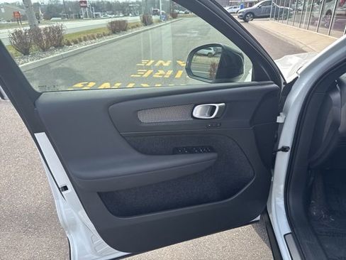 Certified 2025 Volvo XC40 B5 Plus AWD/4WD image 9