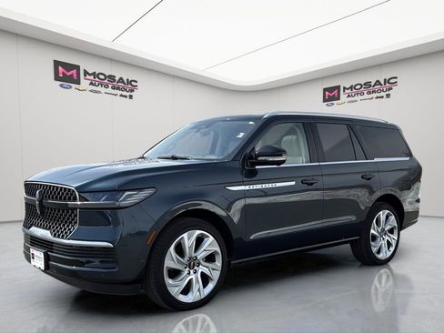 Used 2025 Lincoln Navigator Reserve image 3