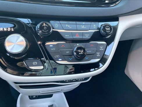 Used 2024 Chrysler Pacifica Touring-L image 32