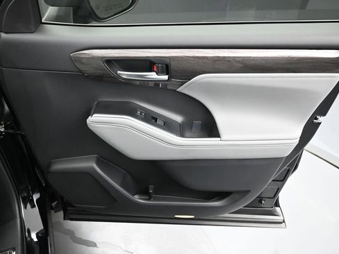 Certified 2025 Toyota Highlander Platinum AWD/4WD image 40