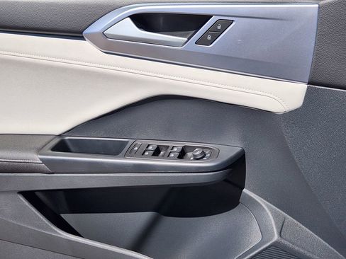 Used 2025 Volkswagen Taos SE image 13