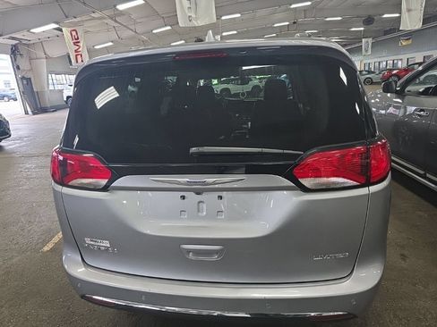 Used 2020 Chrysler Pacifica Limited FWD image 3