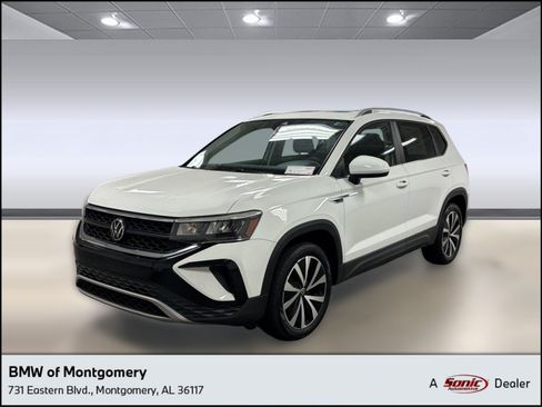 Used 2023 Volkswagen Taos SE w/ Panoramic Sunroof Package FWD image 1