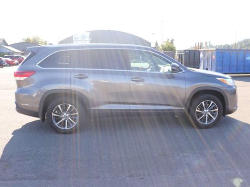 Used 2018 Toyota Highlander XLE AWD/4WD image 4