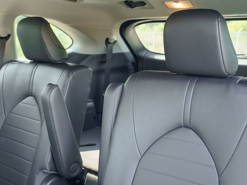 Used 2023 Toyota Highlander XLE FWD image 22