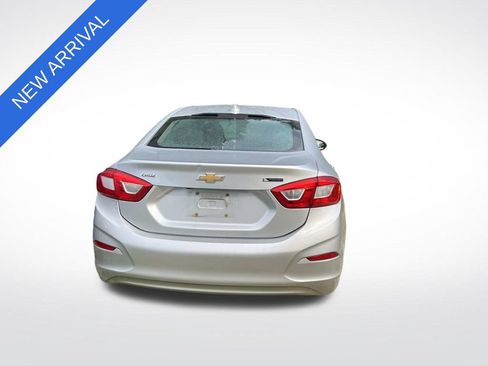 Used 2017 Chevrolet Cruze Premier FWD image 4