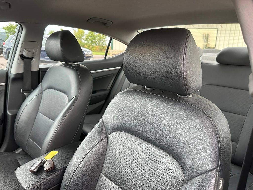 Used 2020 Hyundai Elantra Limited w/ Cargo Package (C1) FWD image 3