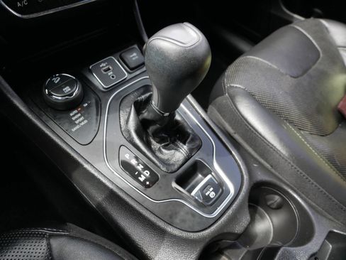 Used 2021 Jeep Cherokee Latitude Lux w/ Comfort/Convenience Group AWD/4WD image 19