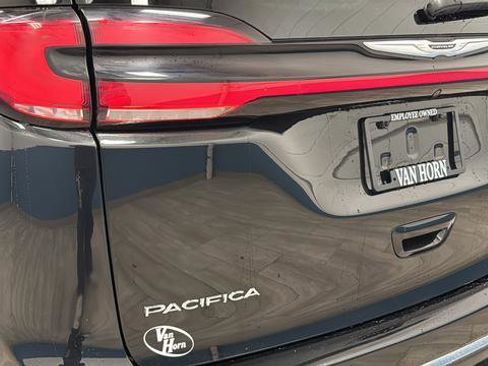 Used 2023 Chrysler Pacifica Touring-L FWD image 39