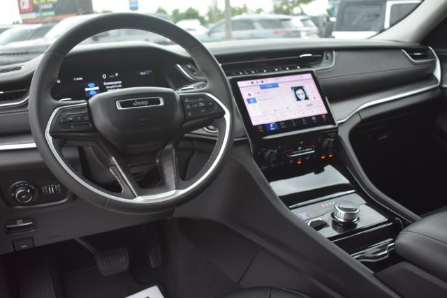 Used 2023 Jeep Grand Cherokee L Limited AWD/4WD image 21