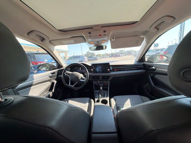 Used 2025 Volkswagen Jetta SE FWD image 31