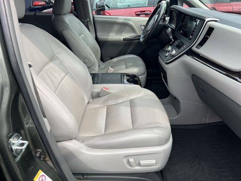 Used 2018 Toyota Sienna XLE FWD image 24