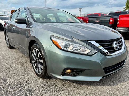 Used 2016 Nissan Altima 2.5 SV w/ Convenience Package FWD image 7