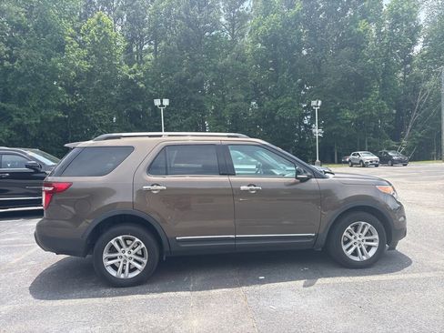 Used 2015 Ford Explorer XLT w/ Equipment Group 202B AWD/4WD image 2
