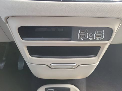 Used 2023 Chrysler Pacifica Touring-L FWD image 24