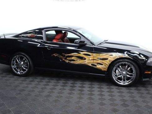 Used 2010 Ford Mustang GT Premium image 4