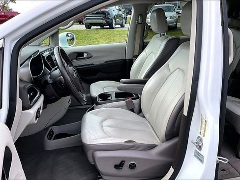 Used 2017 Chrysler Pacifica Touring-L Plus FWD image 21