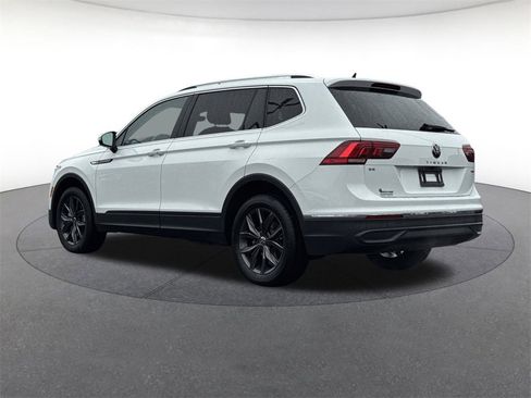 Used 2024 Volkswagen Tiguan SE image 3