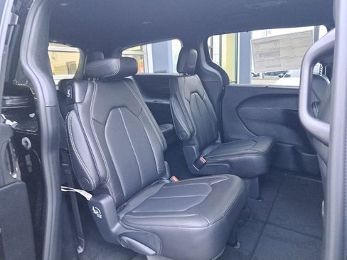 New 2026 Chrysler Pacifica Select image 15