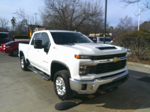 Used 2024 Chevrolet Silverado 2500 LT w/ Convenience Package image 2