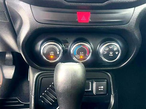 Used 2017 Jeep Renegade Latitude image 9