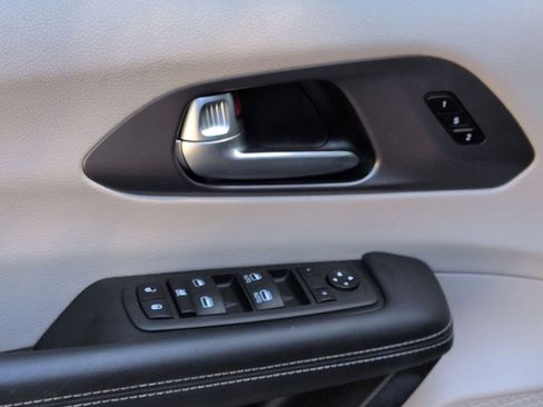 Used 2023 Chrysler Pacifica Touring-L image 8