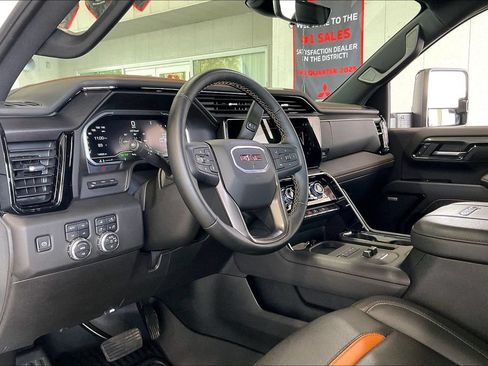 Used 2025 GMC Sierra 2500 AT4 w/ AT4 Premium Plus Package AWD/4WD image 4