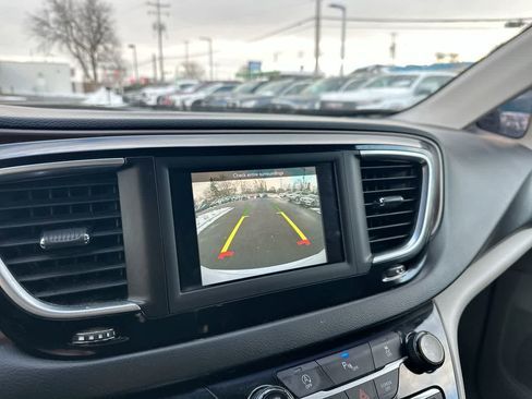 Used 2018 Chrysler Pacifica LX image 32
