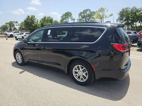 Used 2022 Chrysler Pacifica Touring-L FWD image 3