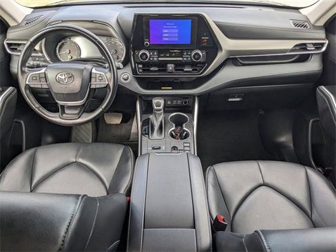 Used 2023 Toyota Highlander XLE image 17