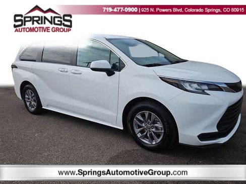 Used 2023 Toyota Sienna LE image 1