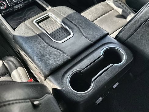 Used 2024 GMC Yukon XL Denali image 16